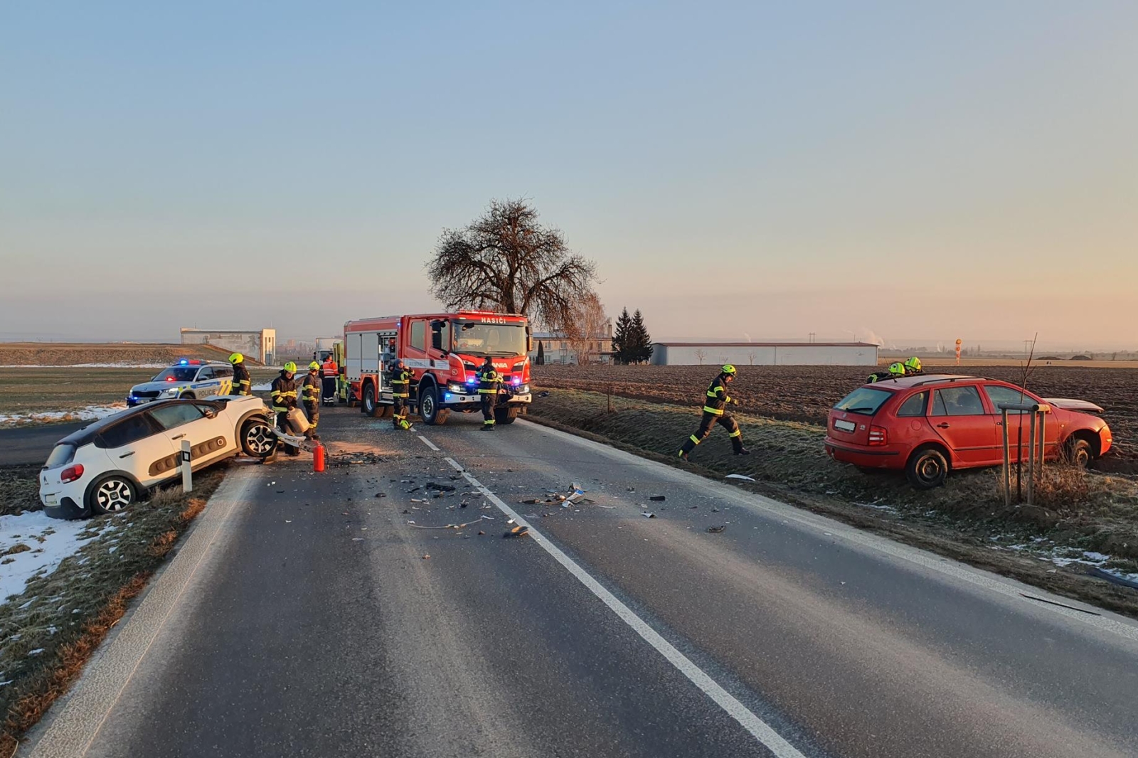 080126-Dopravní nehoda dvou vozidel u kolínského letiště na odbočce k obci Zibohlavy.jpg