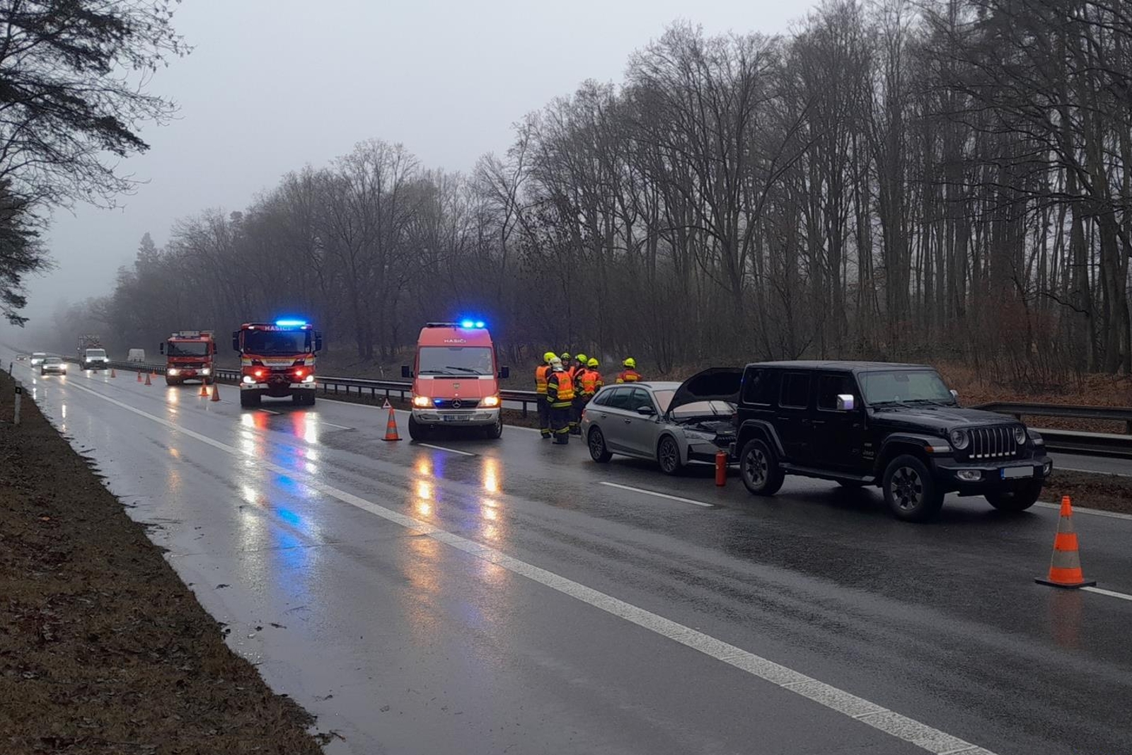 080226-Nehoda dvou vozidel na strakonické dálnici D4 těsně před vjezdem do Prahy.jpg