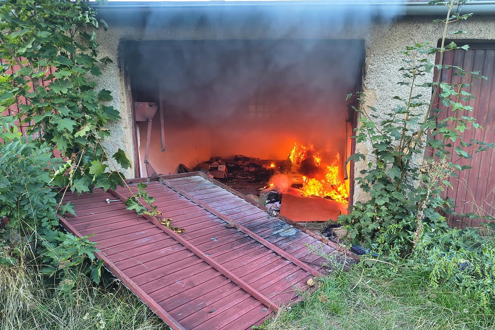 080925-Požár odpadu v opuštěné řadové garáži u Obecnické ulice v Příbrami.jpg