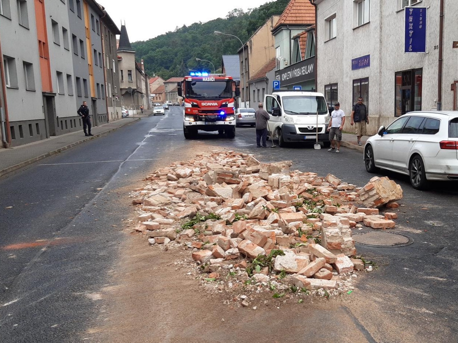 083-Rozsypaný náklad kousek od stanice v Kralupech nad Vltavou.jpg