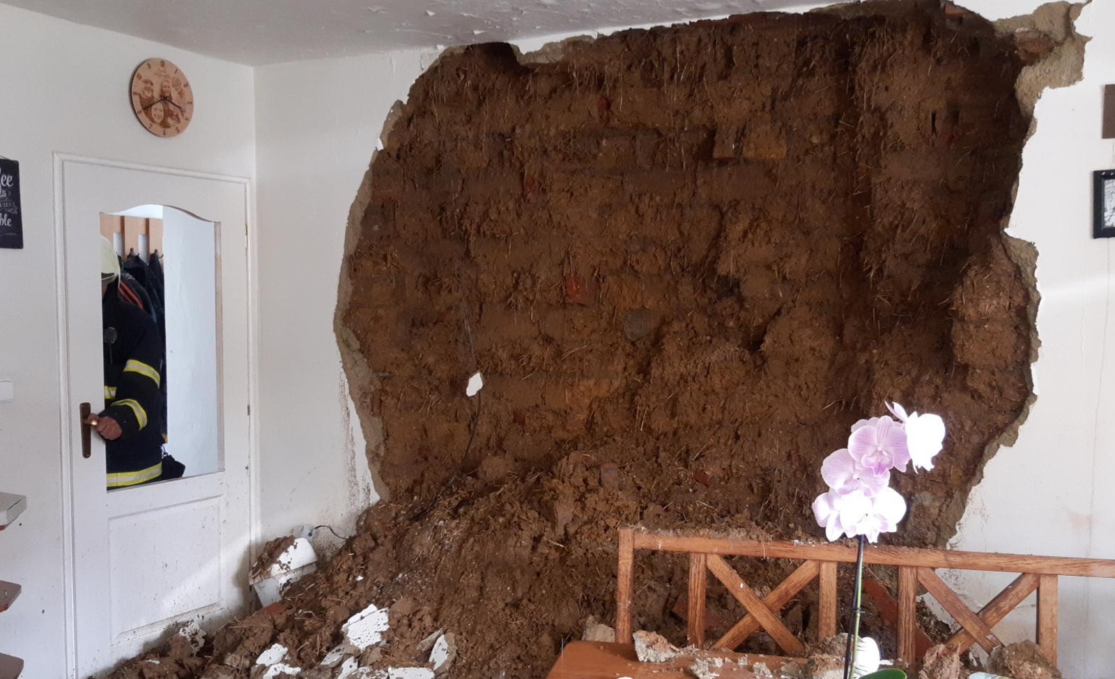 084-Destrukce zdi v přizemí rodinného domu ve svažitém terému v obci Osek na Berounsku.jpg