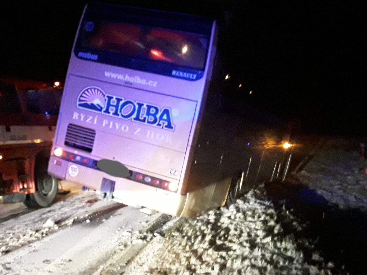 0901_nehoda_bus_auto_bohdikov (7).jpg