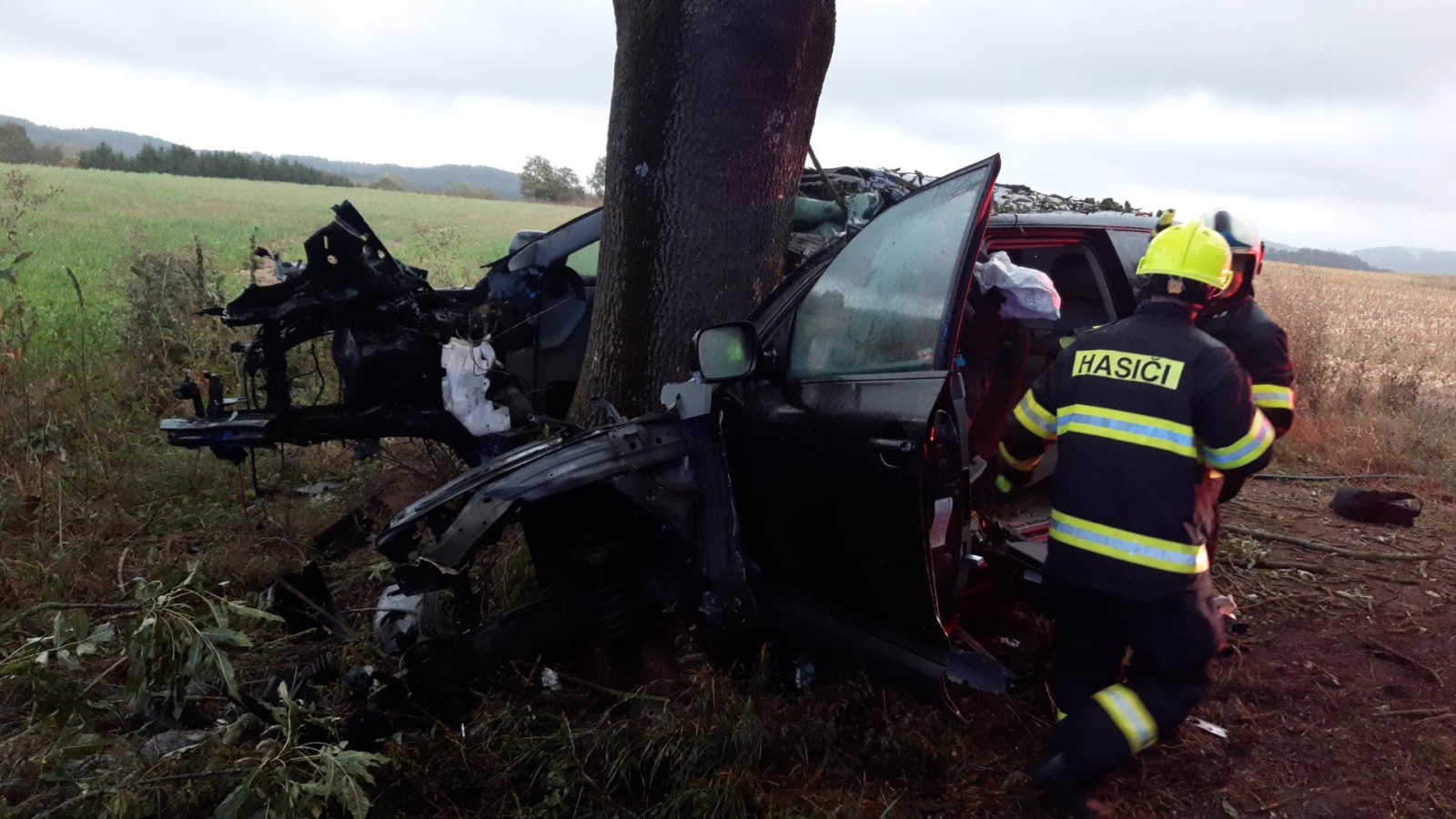 090924-Havárie osobního automobilu na silnici č. 118 kousek za Petrovicemi směrem do Příbrami.jpg