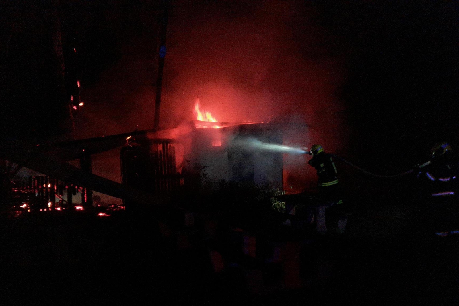 091025-Noční požár bývalé klubovny na fotbalovém hřišti v Plchově na Kladensku.jpg