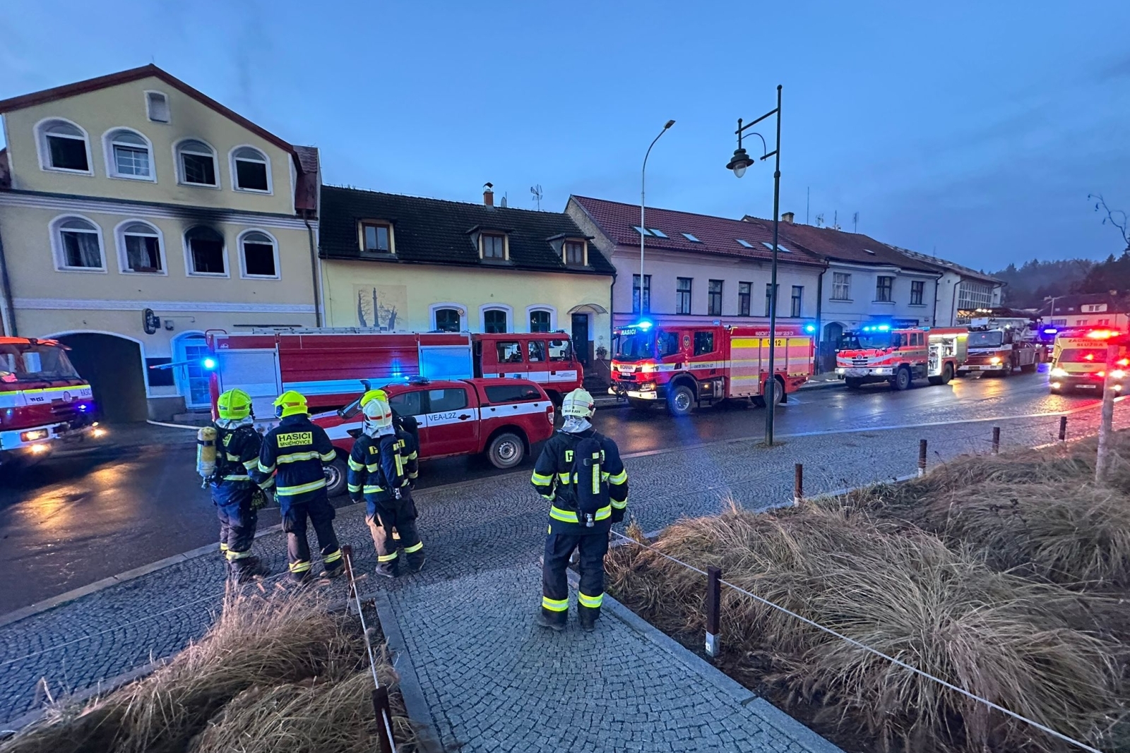 091225-Požár ubytovny v centru Mnichovic v okrese Praha-východ.jpeg