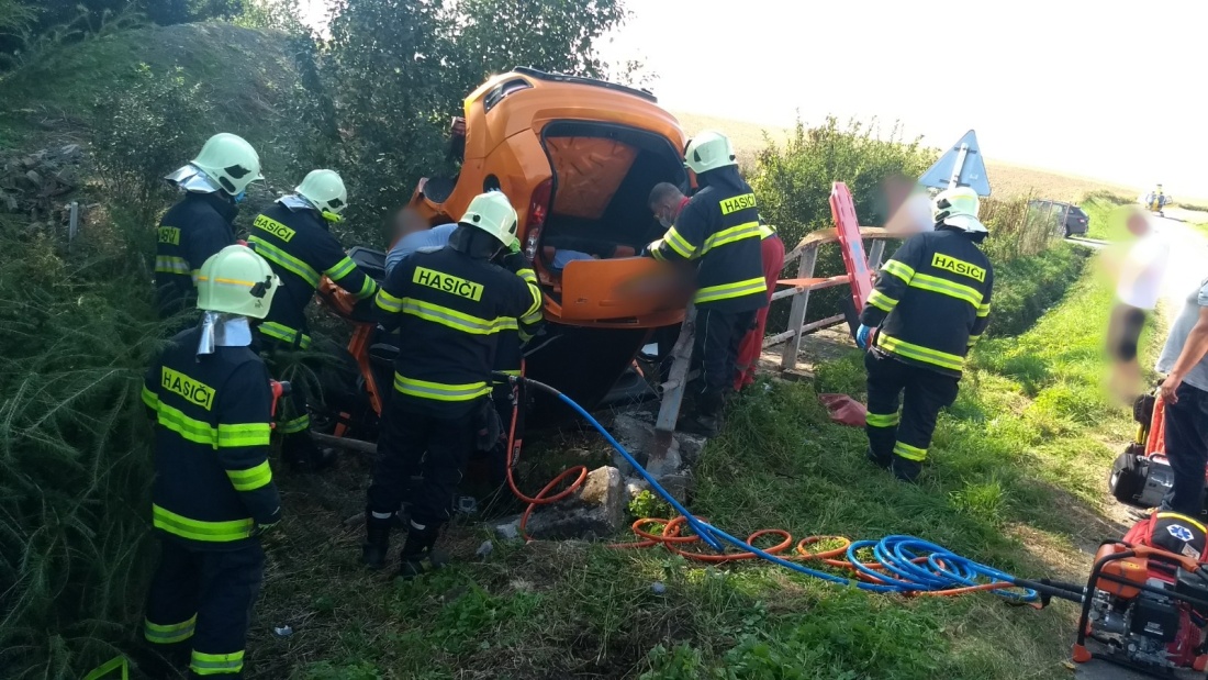Je to právě vyprošťování zraněných osob z havarovaných vozidel, které je specifickou činností, jež vykonávají pouze hasiči. A je to činnost velmi náročná. Na fotografii je zachyceno vyproštění zraněné osoby, které provádí hasiči z Dobrušky a Solnice u dopravní nehody u Hrošky v září 2020.