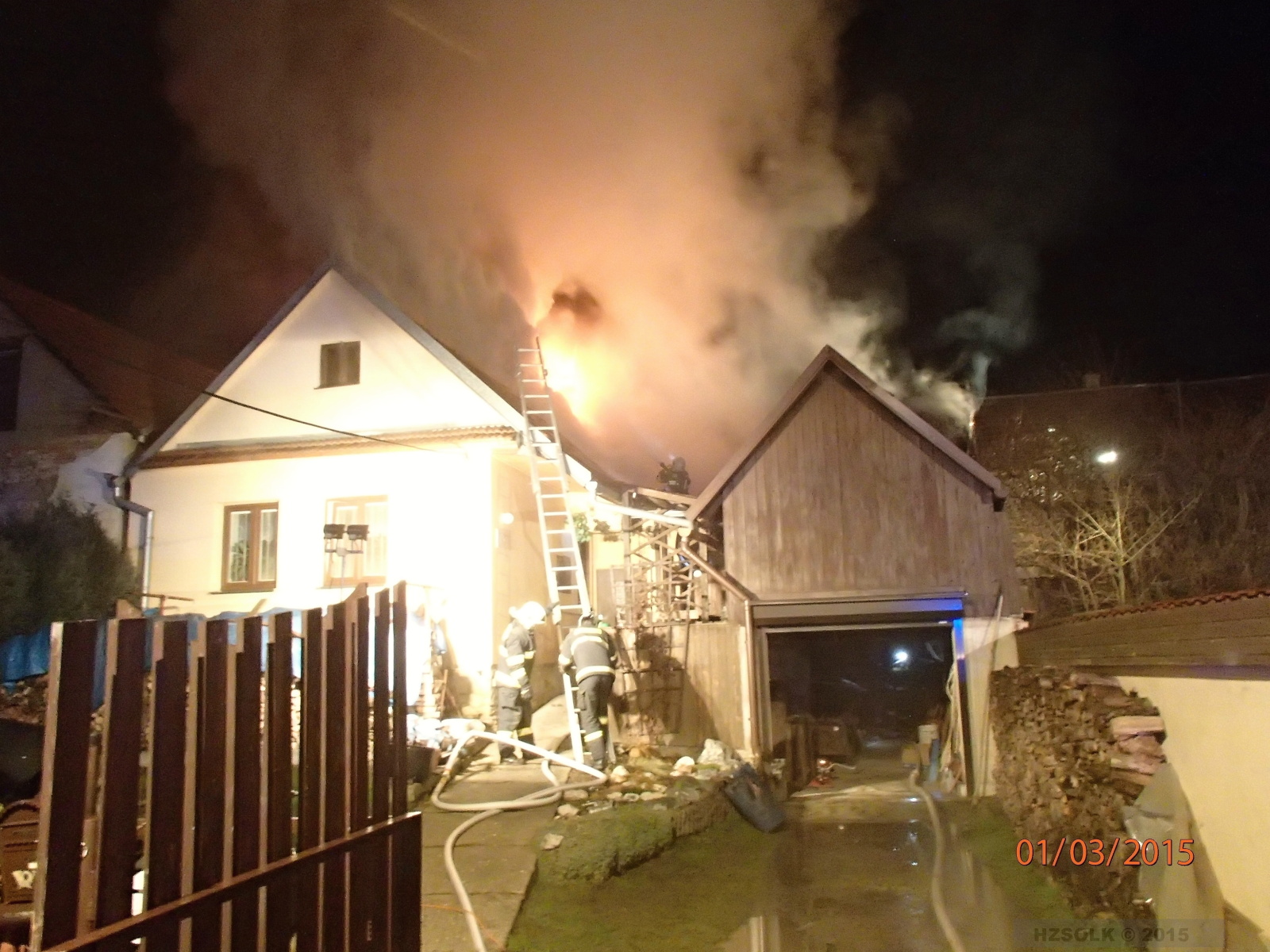 1 1-3-2015 požár RD  Opatovice (1).JPG