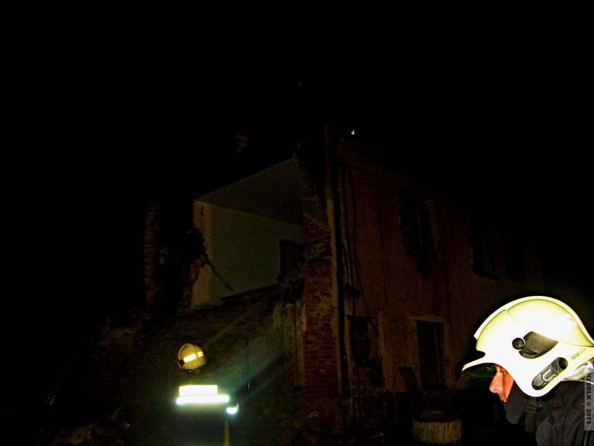 1 10-5-2013 Požár RD střecha Pavlovice u Kojetína (1).jpg