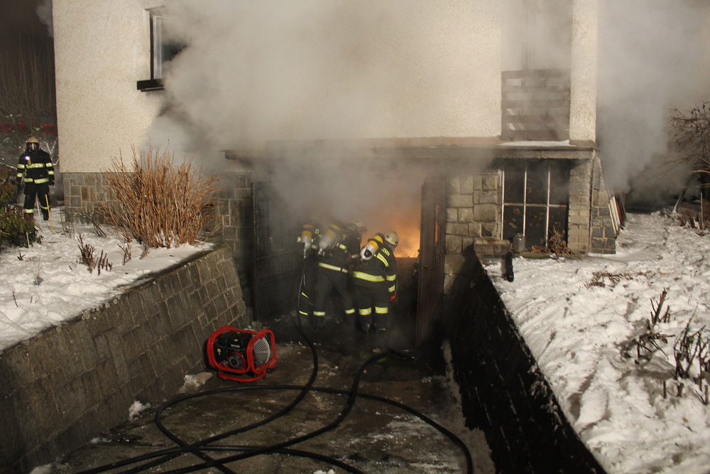 1 20120212-požár domu Rožnov_04.JPG