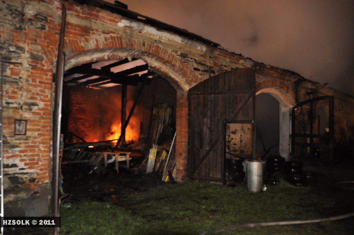 1 22.10.2011 Požár autoservisu a stolárny Ruda nad Moravou - Bohdíkov29.JPG