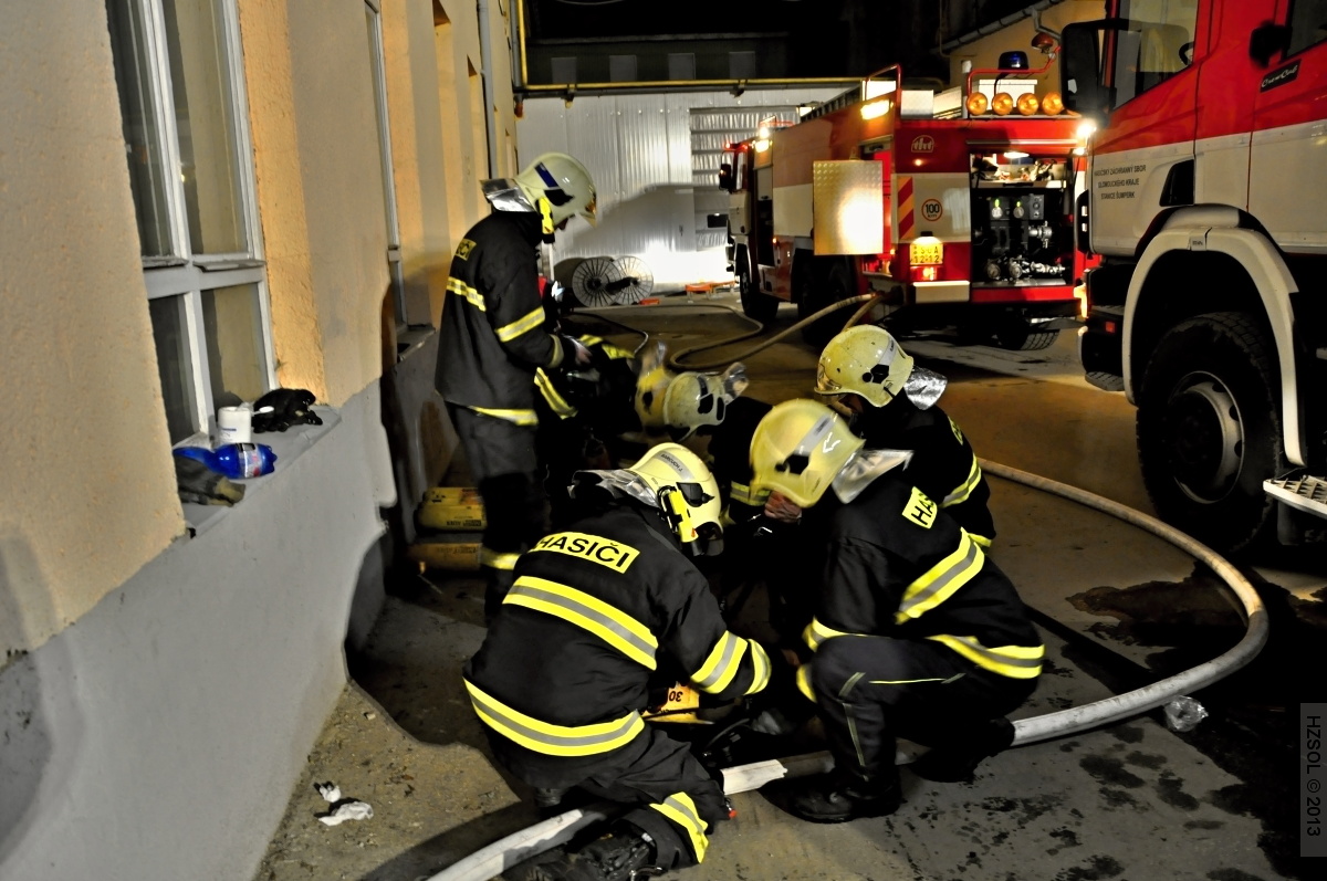 1 4-3-2013 Požár střechy průmyslového objektu Šumperk - Žerotínská ul (1).JPG