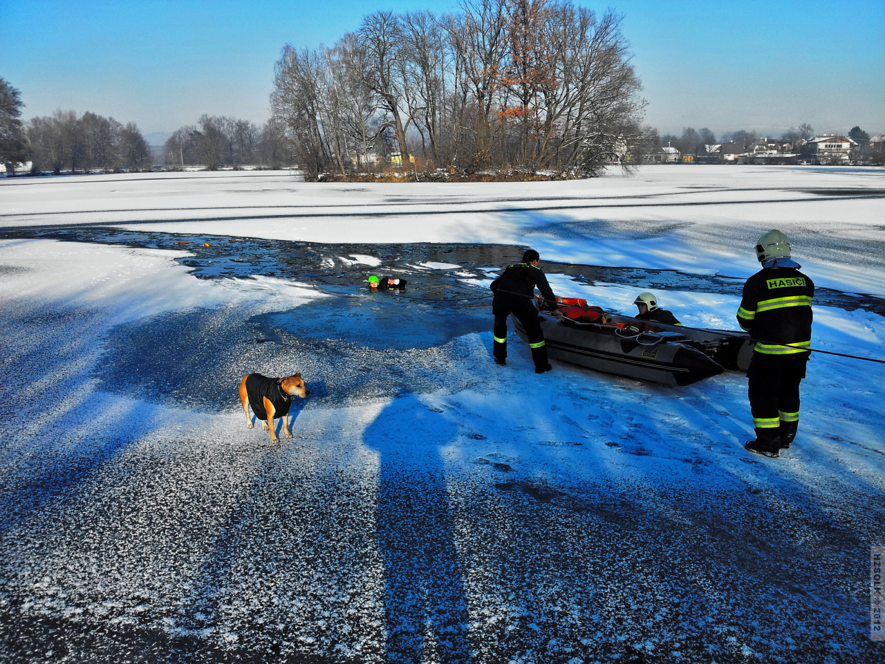 1 8-12-2012 záchrana osoby z vody sudkov (1).jpg