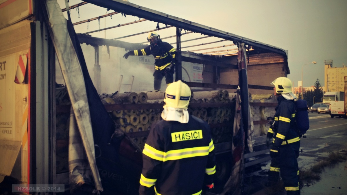 1 9-10-2014 Požár přívěsu nákladního vozidla Olomouc Velkomoravská (1).JPG