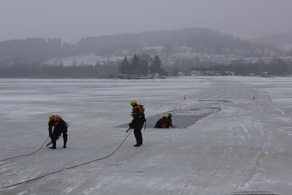 1 Auto pod ledem, Bližší Lhota - 24. 2. 2015 (1).JPG
