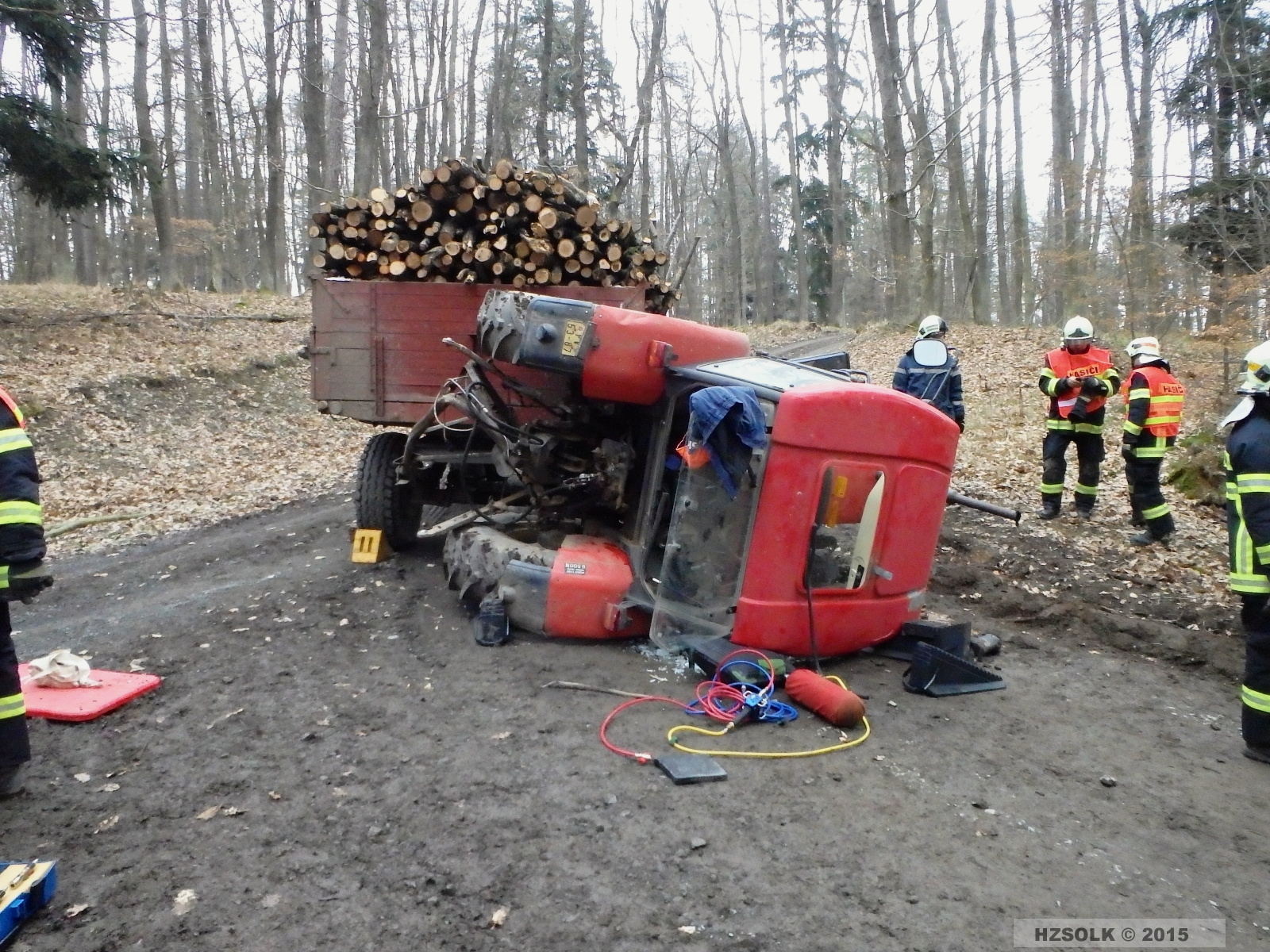 1 DN_28-3-2015_vyprosteni_osoby_zavalene_traktorem (1).JPG