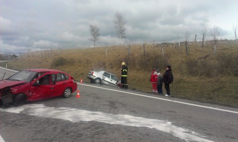 1 Dopravní nehoda 2 OA, Černá v Pošumaví - 8. 4. 2014 (2).jpg