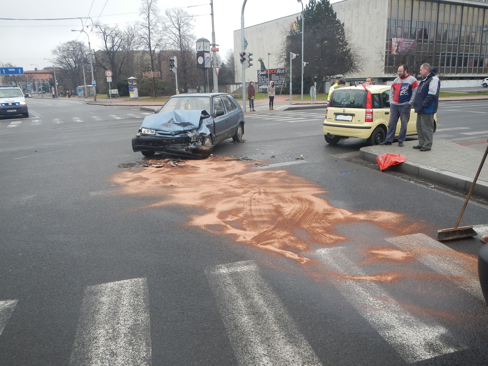 1 Dopravní nehoda 2 OA, České Budějovice - 18. 1. 2014 (3).jpg