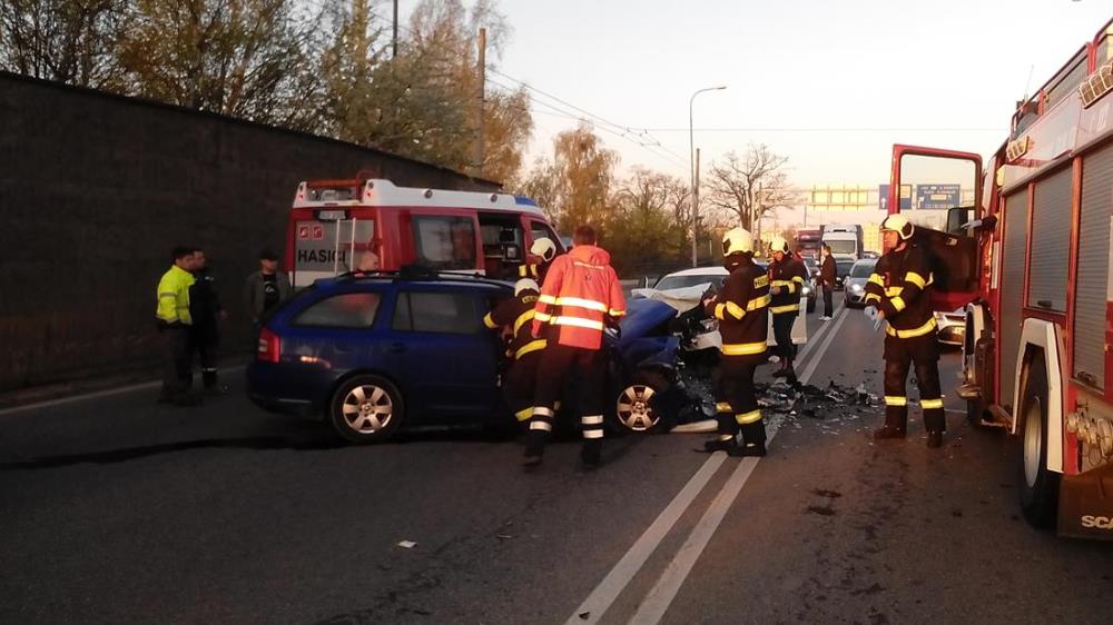 1 Dopravní nehoda 2 OA, České Budějovice - 19. 4. 2016 (1).jpg