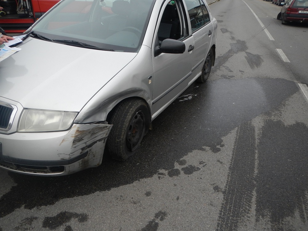 1 Dopravní nehoda 2 OA, Dobrovodská ul, ČB - 27. 11. 2014 (3).jpg