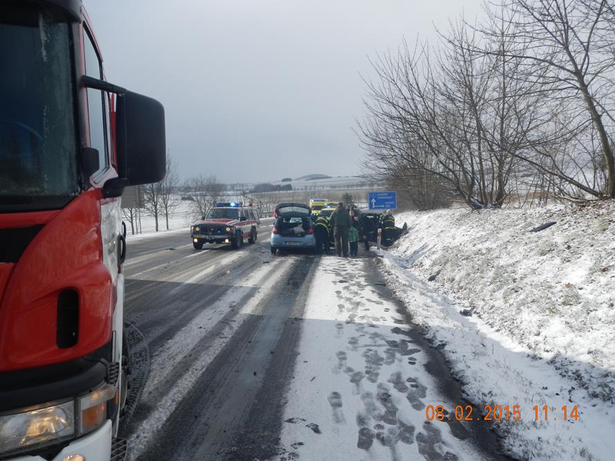 1 Dopravní nehoda 2 OA, Kbelnice - 8. 2. 2015 (1).JPG