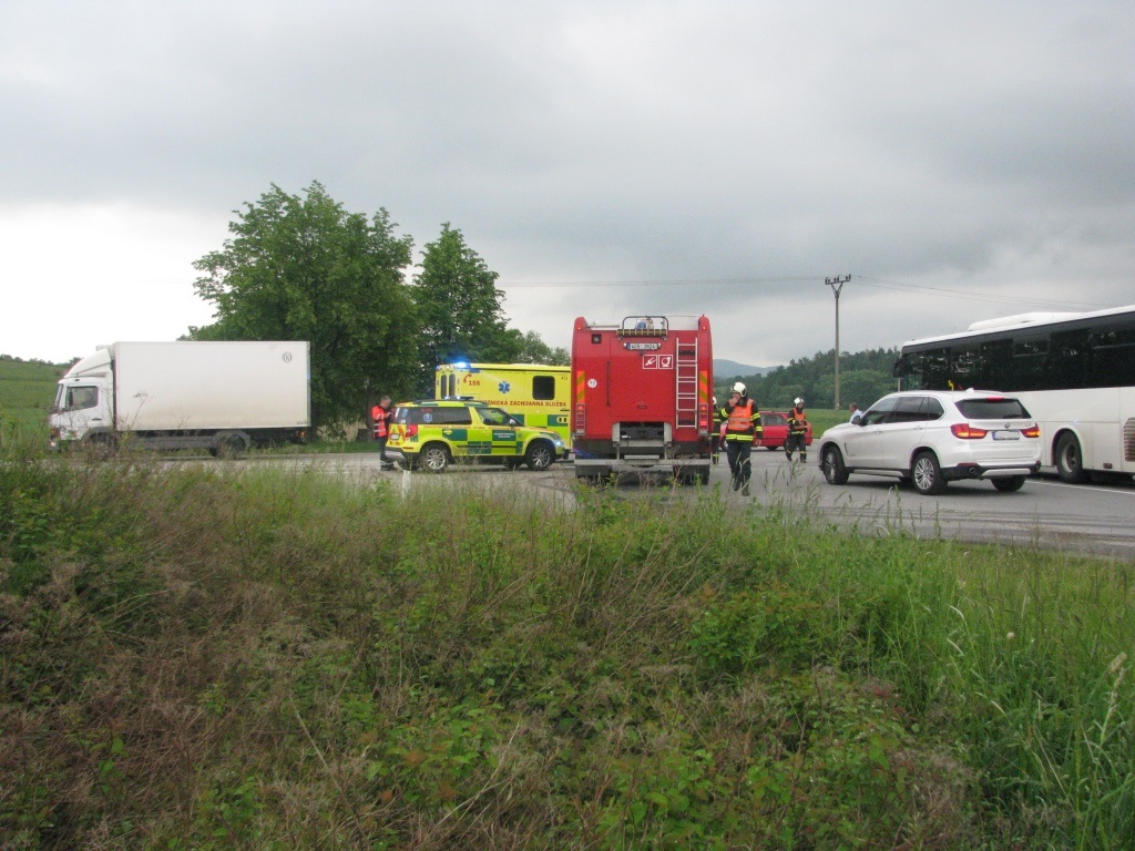 1 Dopravní nehoda 3 OA a bus, Vitějovice - 1. 6. 2016 (1).JPG