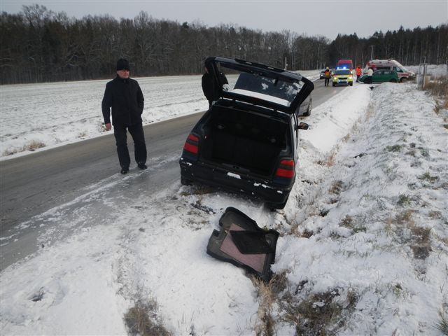 1 Dopravní nehoda OA, Branišov - 6. 12. 2013 (1).jpg