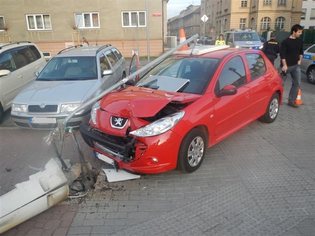 1 Dopravní nehoda OA, České Budějovice - 21. 3. 2014 (3).jpg