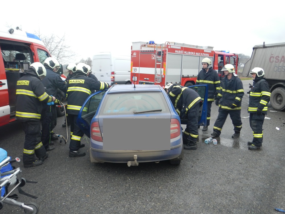 1 Dopravní nehoda OA a kamiónu, Hluboká nad Vltavou - 25. 11. 2014 (2).JPG