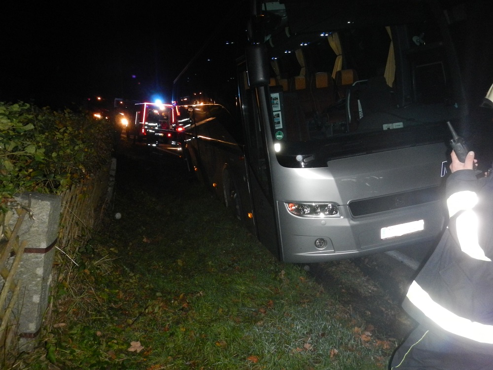 1 Dopravní nehoda autobusu, Rožmberk n. Vlt. - 26. 10. 2014 (2).JPG