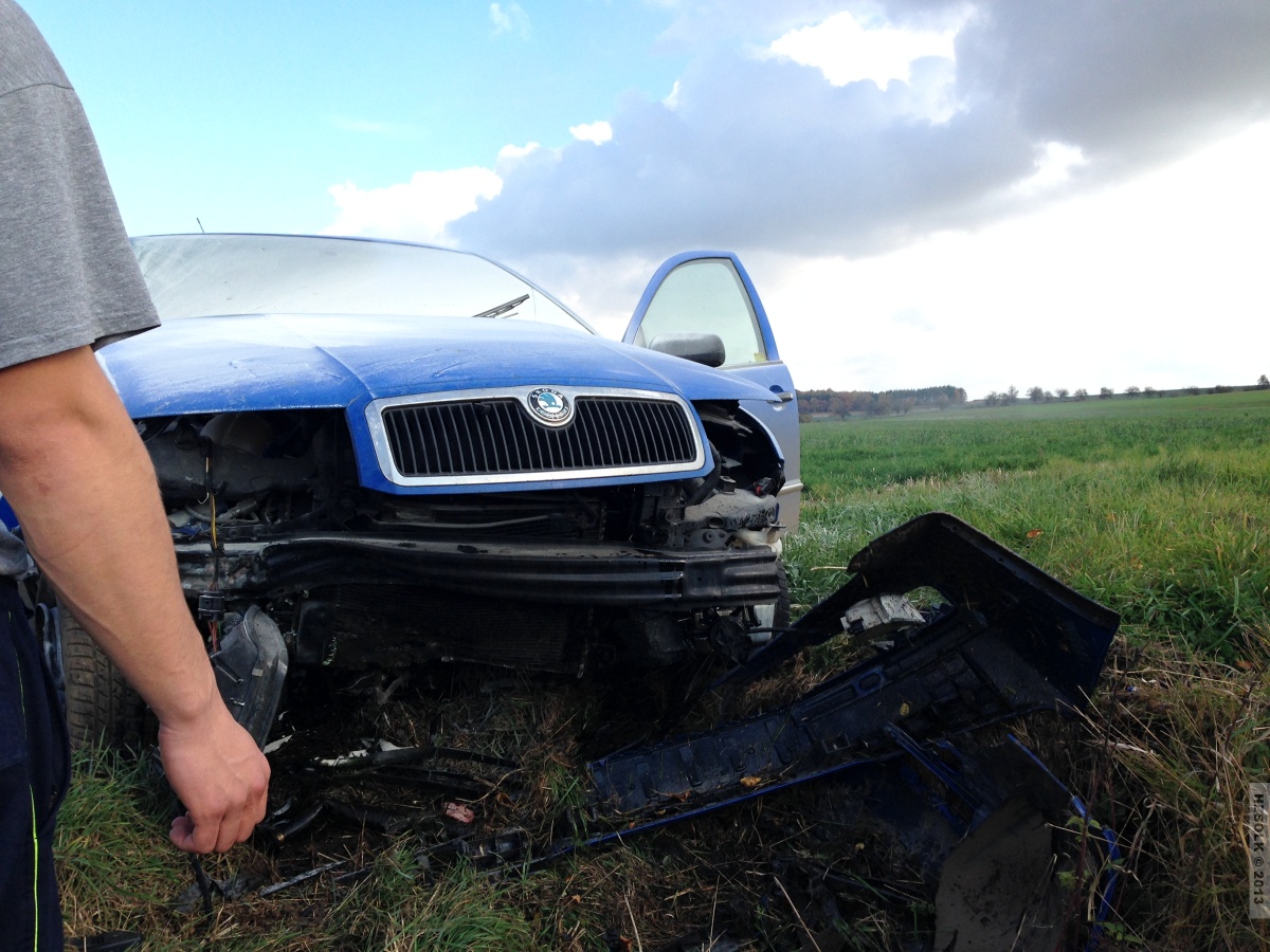 1 Nehoda osobního auta Milovice u Hořic pomoc HZS OLK  (1).JPG