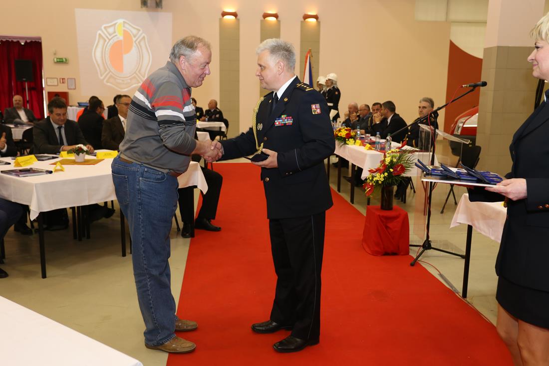 1 Oslavy 150 let prof. hasičů - 12. 5. 2016 (13).JPG