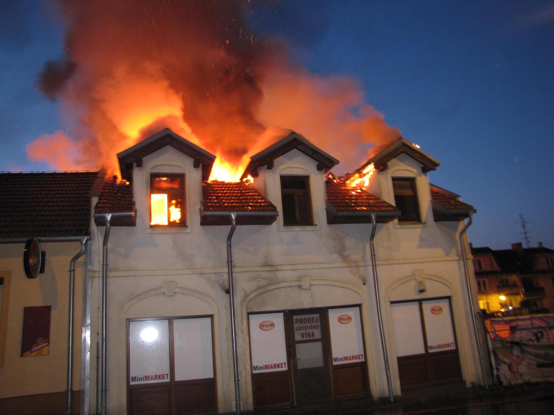 1 Požár domu, Kaplice - 12. 7. 2015 (2).JPG