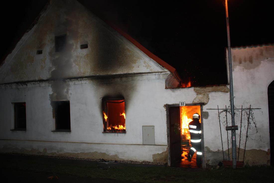 1 Požár domu, Straňany - 10. 12. 2015 (1).JPG