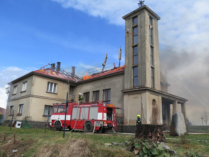 1 Požár kostela, Mirovice - 31. 3. 2015 (2).JPG