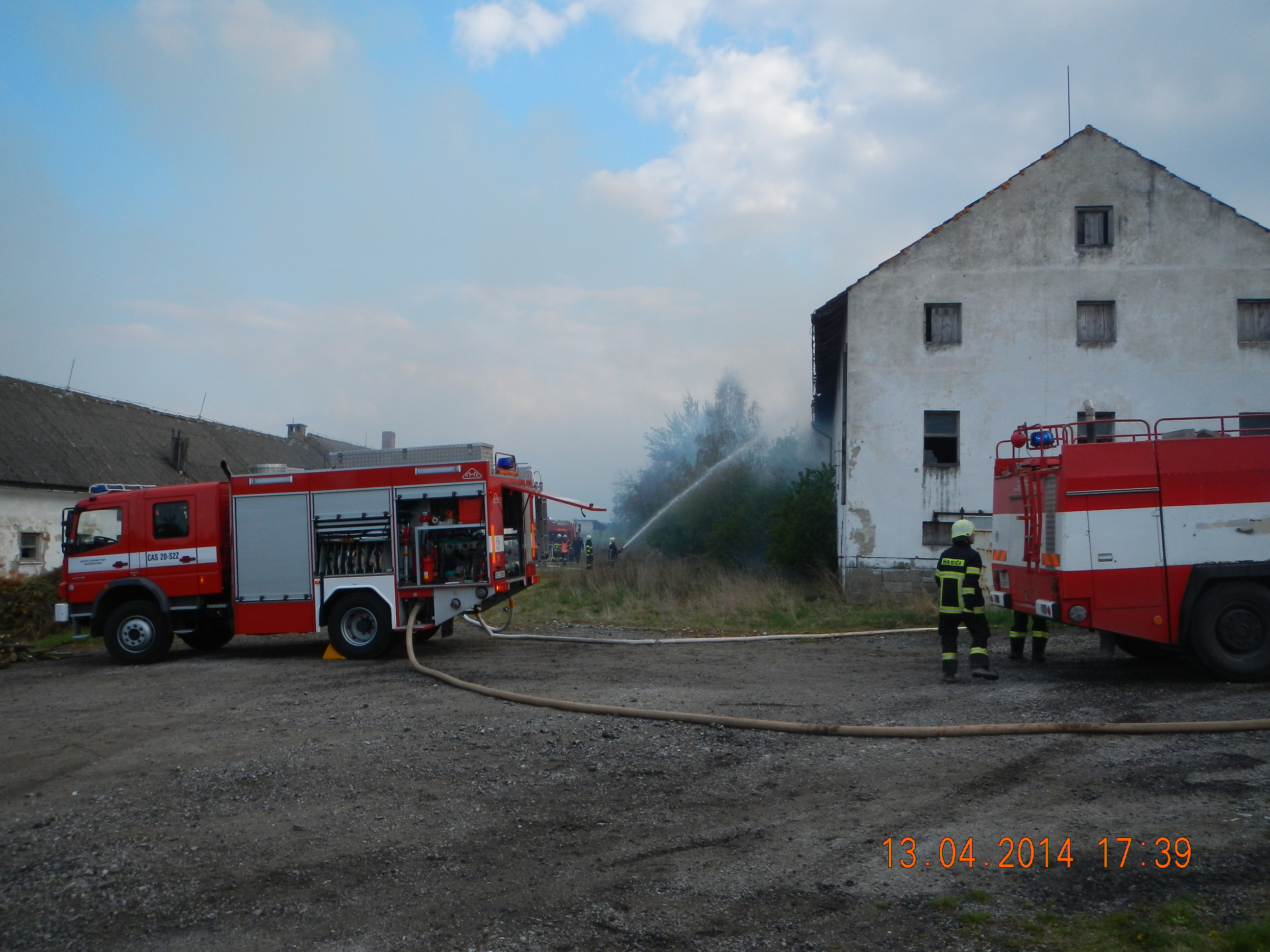 1 Požár kravína, Slavče - 13. 4. 2014 (2).JPG