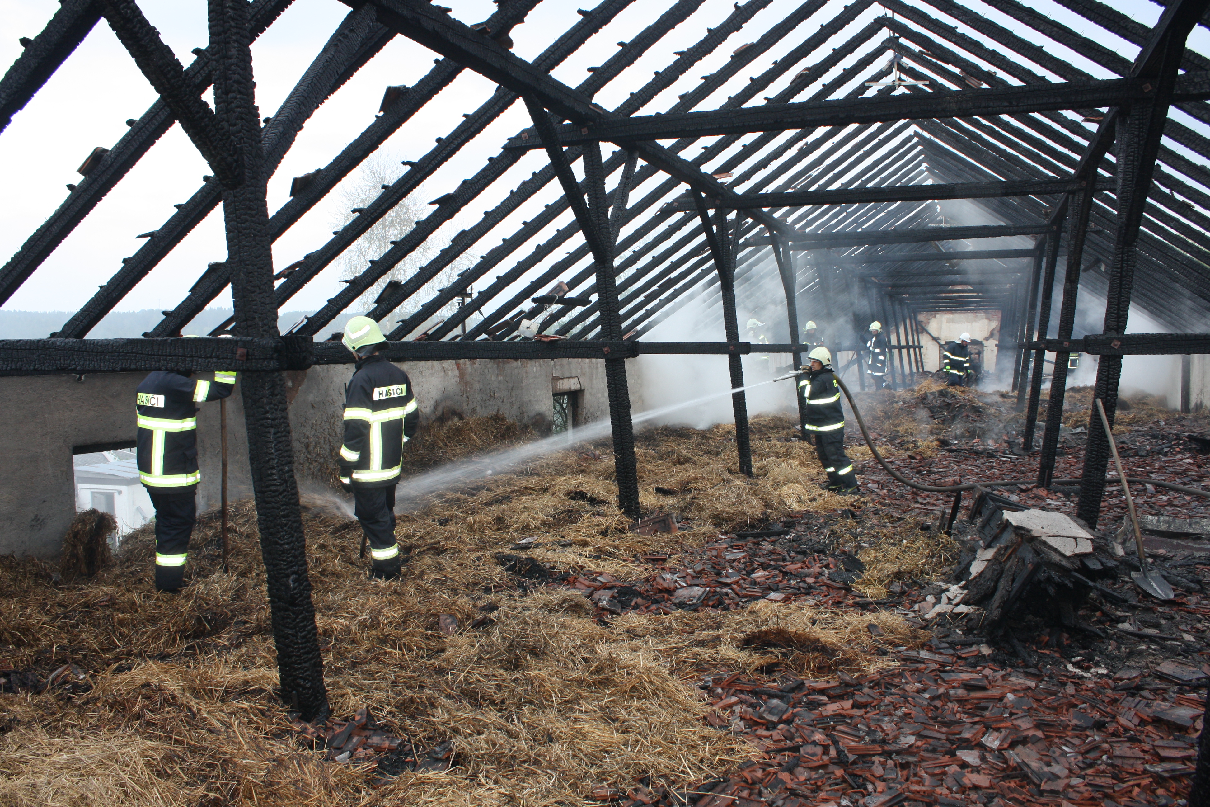 1 Požár kravína, Slavče - 13. 4. 2014 (4).JPG
