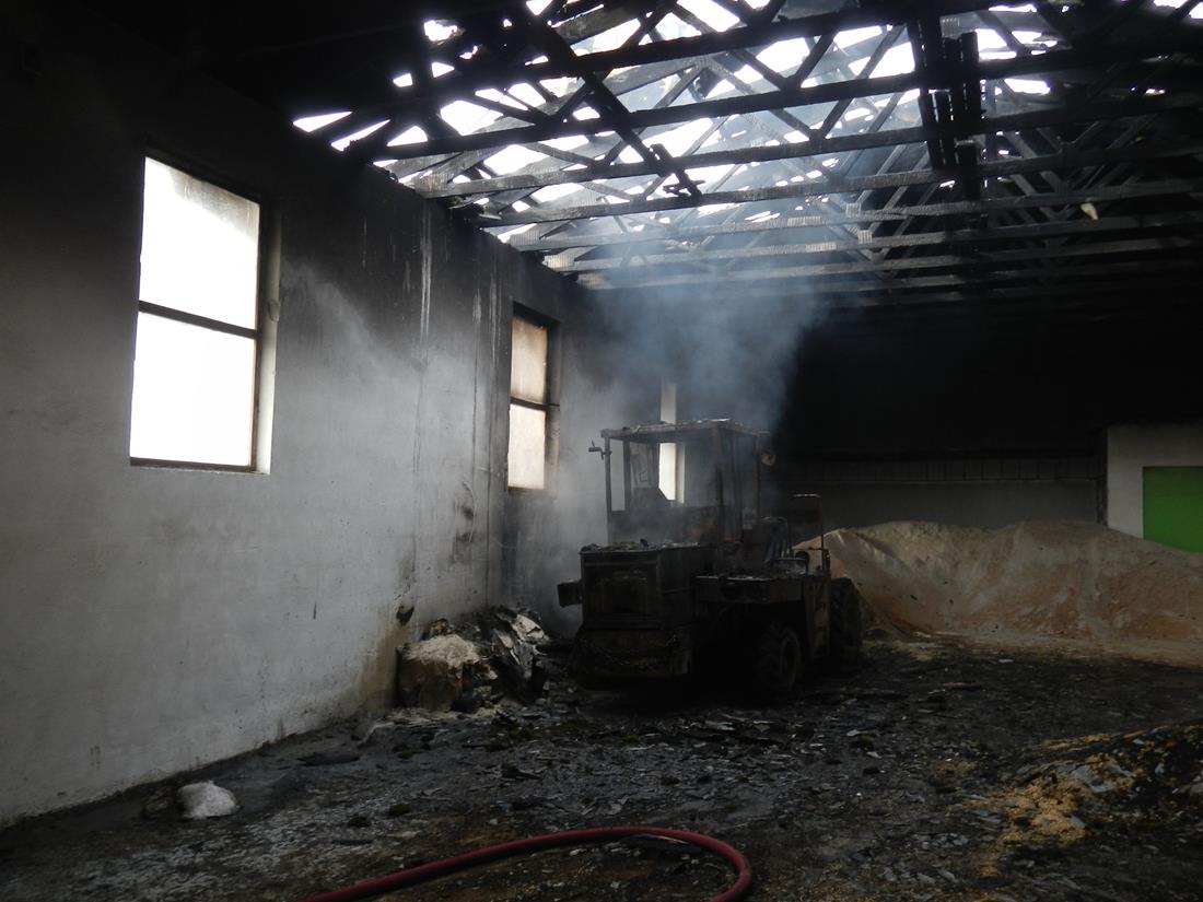 1 Požár nakladače a haly, Jilem - 7. 1. 2016 (2).JPG