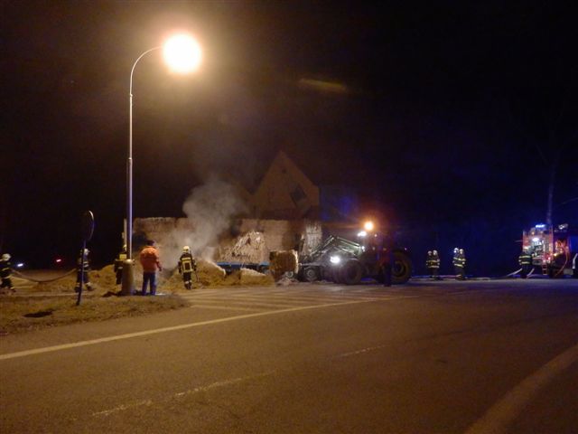 1 Požár návěsu s balíky slámy, Jindřichův Hradec - 13. 1. 2015 (3).JPG