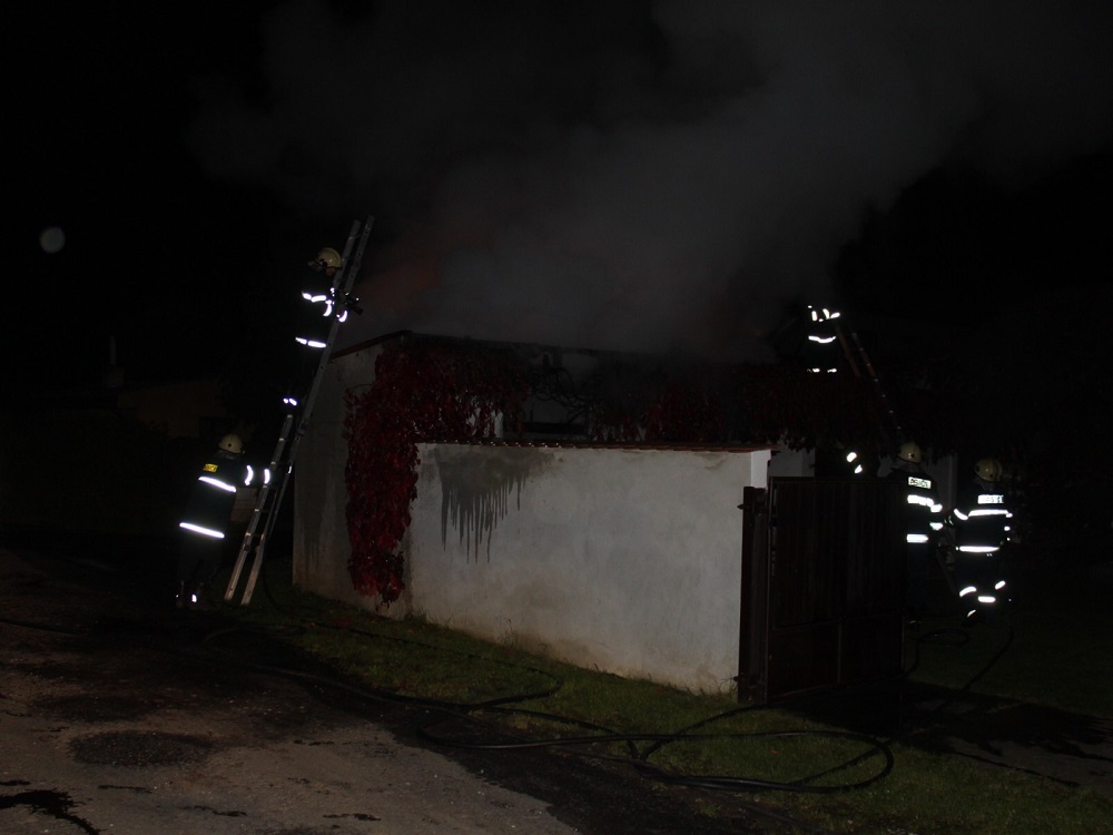 1 Požár pergoly, Katovice - 23. 9. 2014/Požár pergoly, Katovice - 23. 9. 2014 (1).jpg