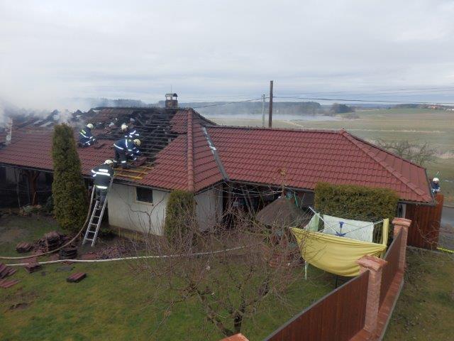 1 Požár střechy, Újezdec - 2. 3. 2016 (3).jpg
