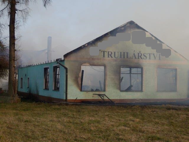 1 Požár truhlárny, Dvory nad Lužnicí - 2. 4. 2016 (3).jpg
