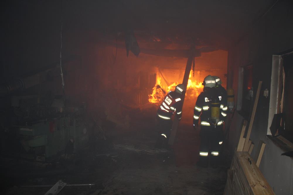1 Požár truhlárny, Haklovy Dvory - 6. 2. 2015 (9).JPG