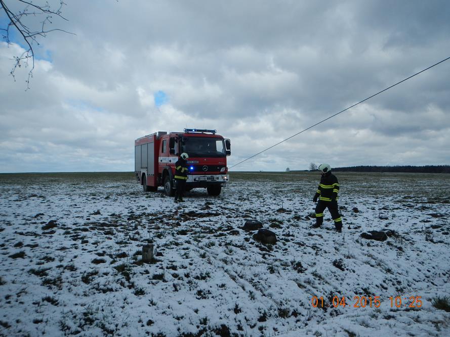 1 Spadlý strom na kolnu, Kramolín - 1. 4. 2015 (2).JPG