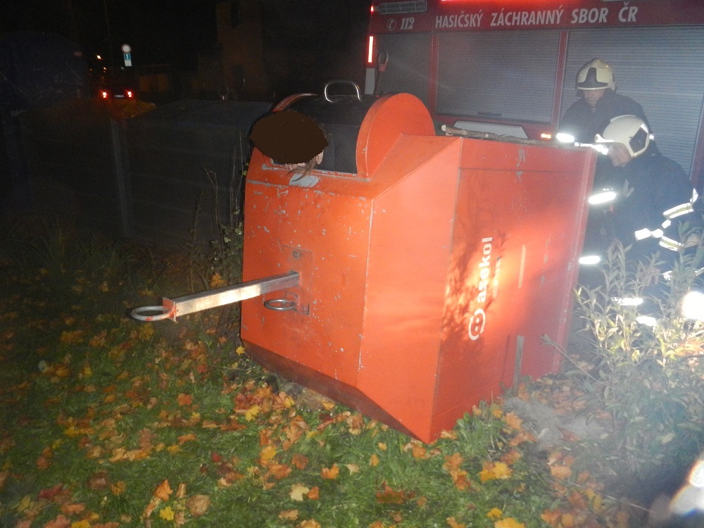 1 Vyproštění osoby z kontejneru, České Budějovice - 5. 10. 2014 (2).JPG