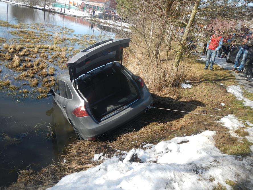 1 Vytažení OA, Lipno nad Vltavou - 19. 2. 2015 (2).jpg