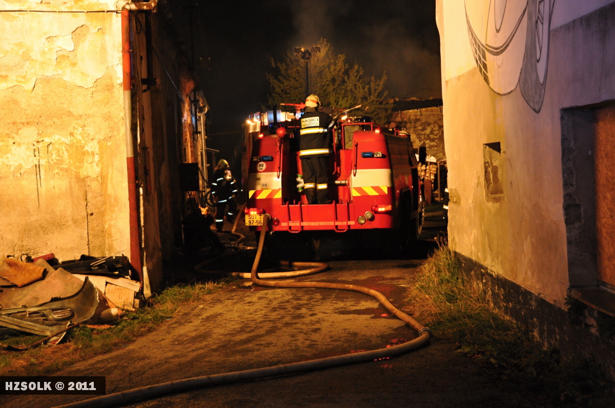 10 22.10.2011 Požár autoservisu a stolárny Ruda nad Moravou - Bohdíkov38.JPG