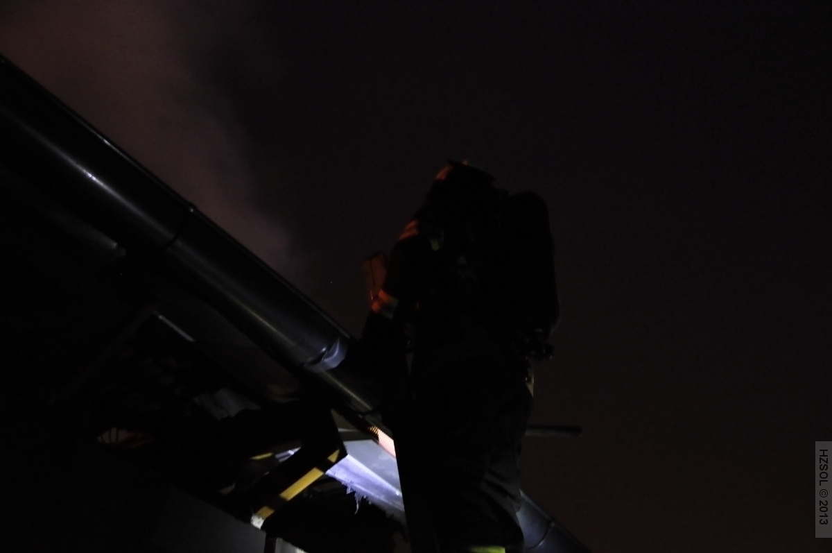 10 7-3-2013 Požár RD Olomouc Slavonín press foto (10).JPG