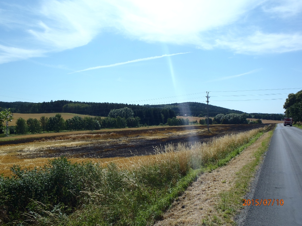10.7.2015 požár pole Losiná.JPG