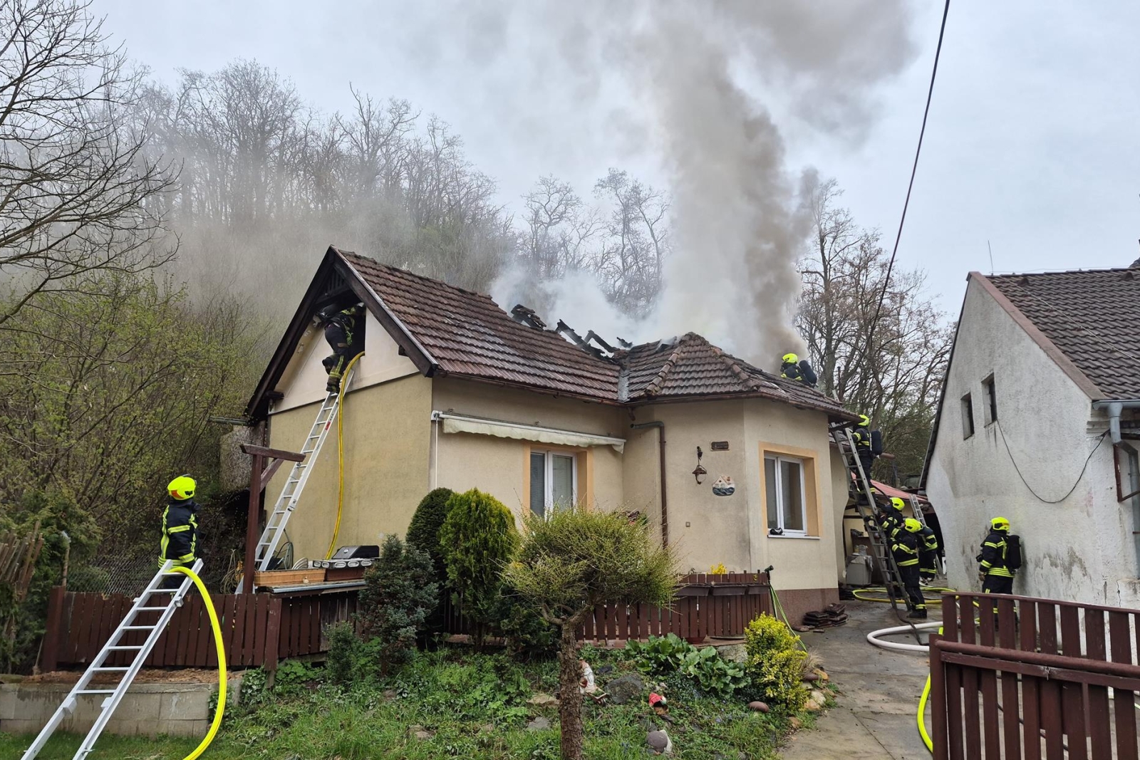 100426-Požár rodinného domu v obci Klecánky v okrese Praha-východ.jpg