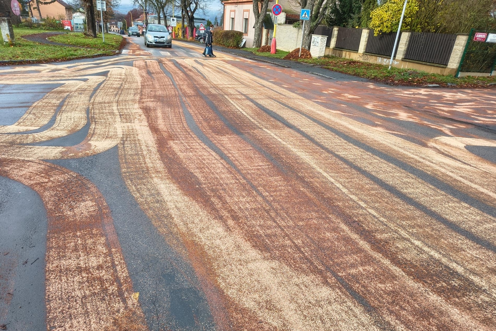 101125-Likvidace úniku nafty z převáženého velkoobjemového kanystru v příbramské Žižkově ulici.jpg